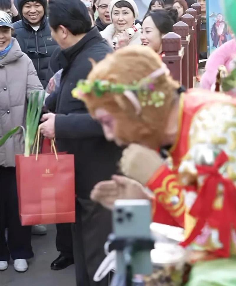 六台彩开奖特马和车钥匙逗猴被猴抢走与猴子车钥匙